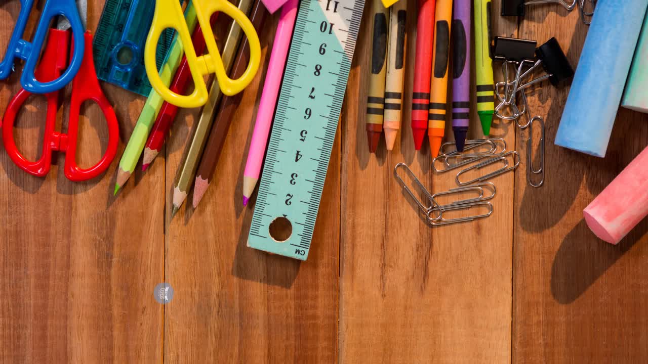 animación de las ofertas de regreso a la escuela texto en círculo azul moviéndose sobre la papelería escolar en madera