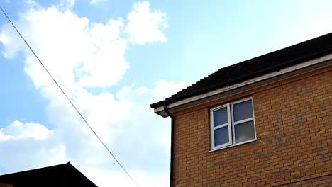 Un-Lapso-De-Tiempo-De-Nubes,-Varias-Formas-Y-Colores-Pasando-Sobre-Casas-En-Inglaterra,-Reino-Unido-1