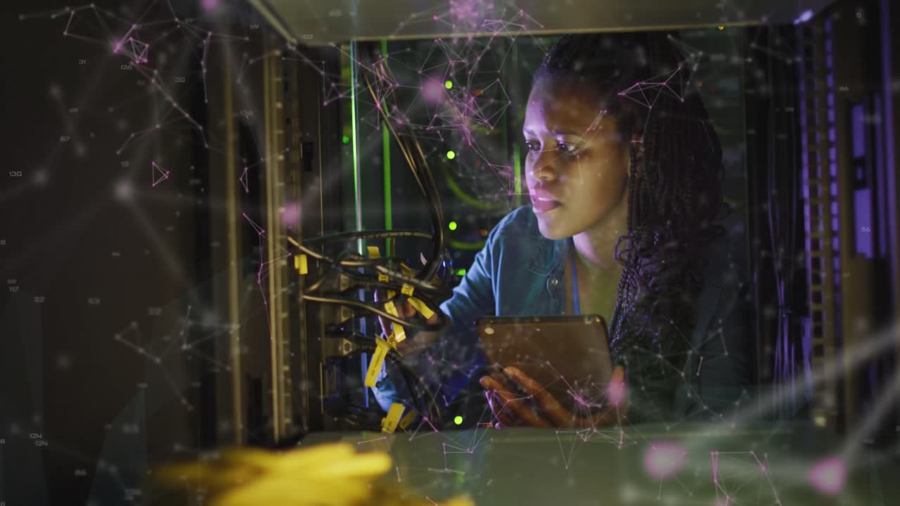 animación del procesamiento de datos sobre una trabajadora afroamericana en la sala del servidor