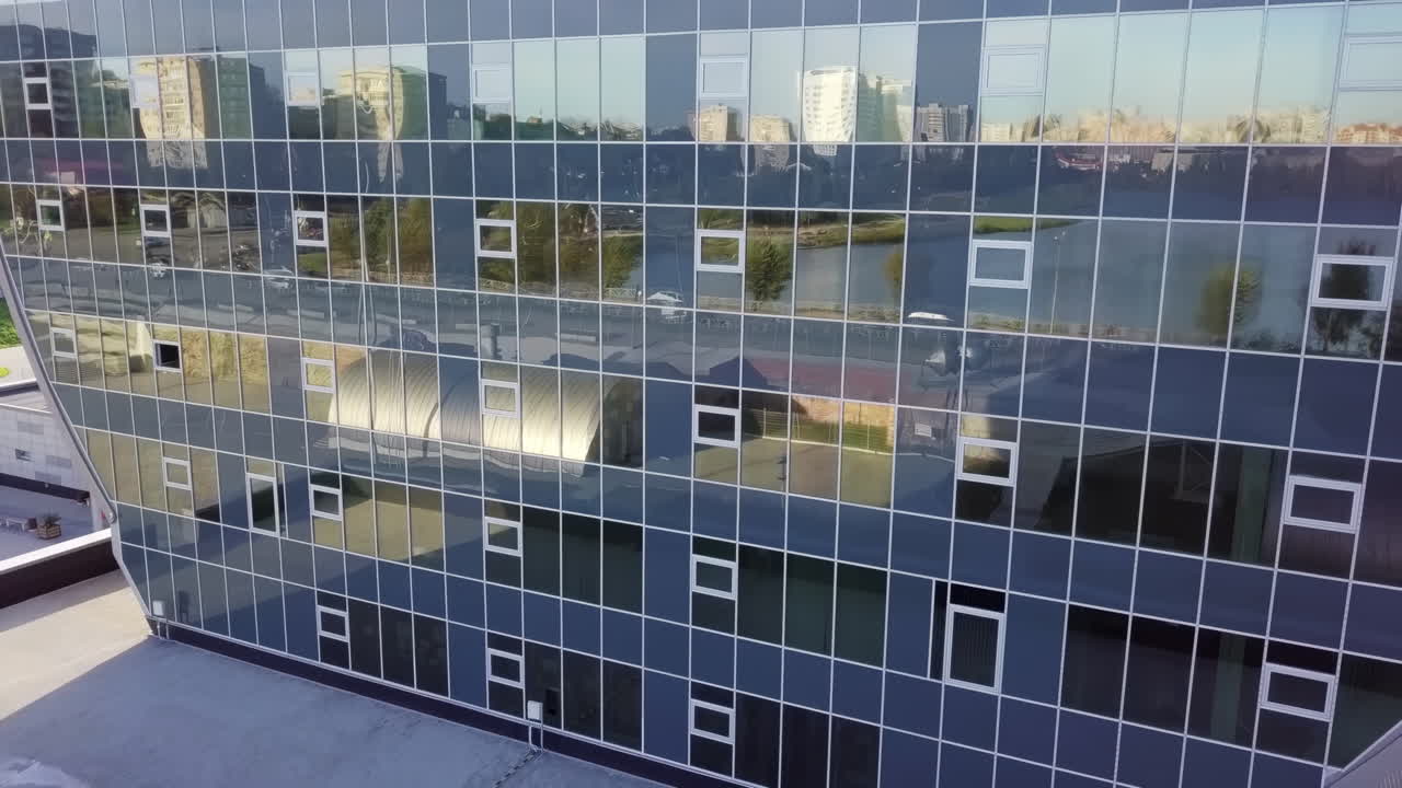 Moderno edificio in vetro che riflette la città