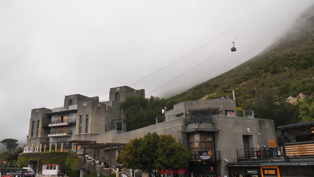 la cabina del teleférico de table mountain asciende por cable en cape town fog