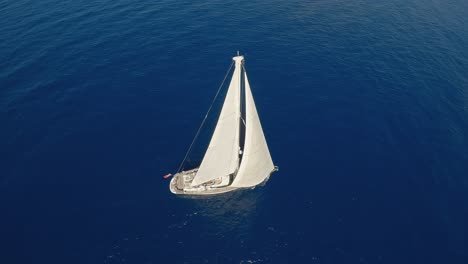 Yate-De-Lujo-White-Oyster-82-Navegando-En-Aguas-Azules-Del-Océano-Con-Horizonte-En-Segundo-Plano.