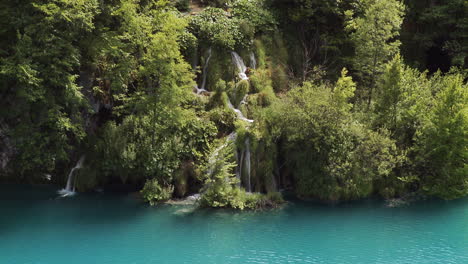 Cascada-En-El-Parque-Nacional-Lagos-De-Plitvice-En-Croacia