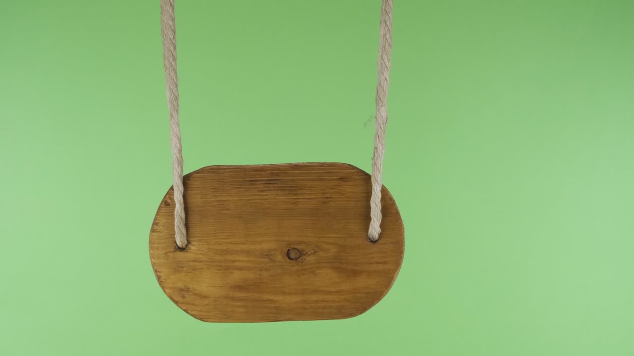 Puntatore in legno che oscilla al vento. Isolato su schermo verde.