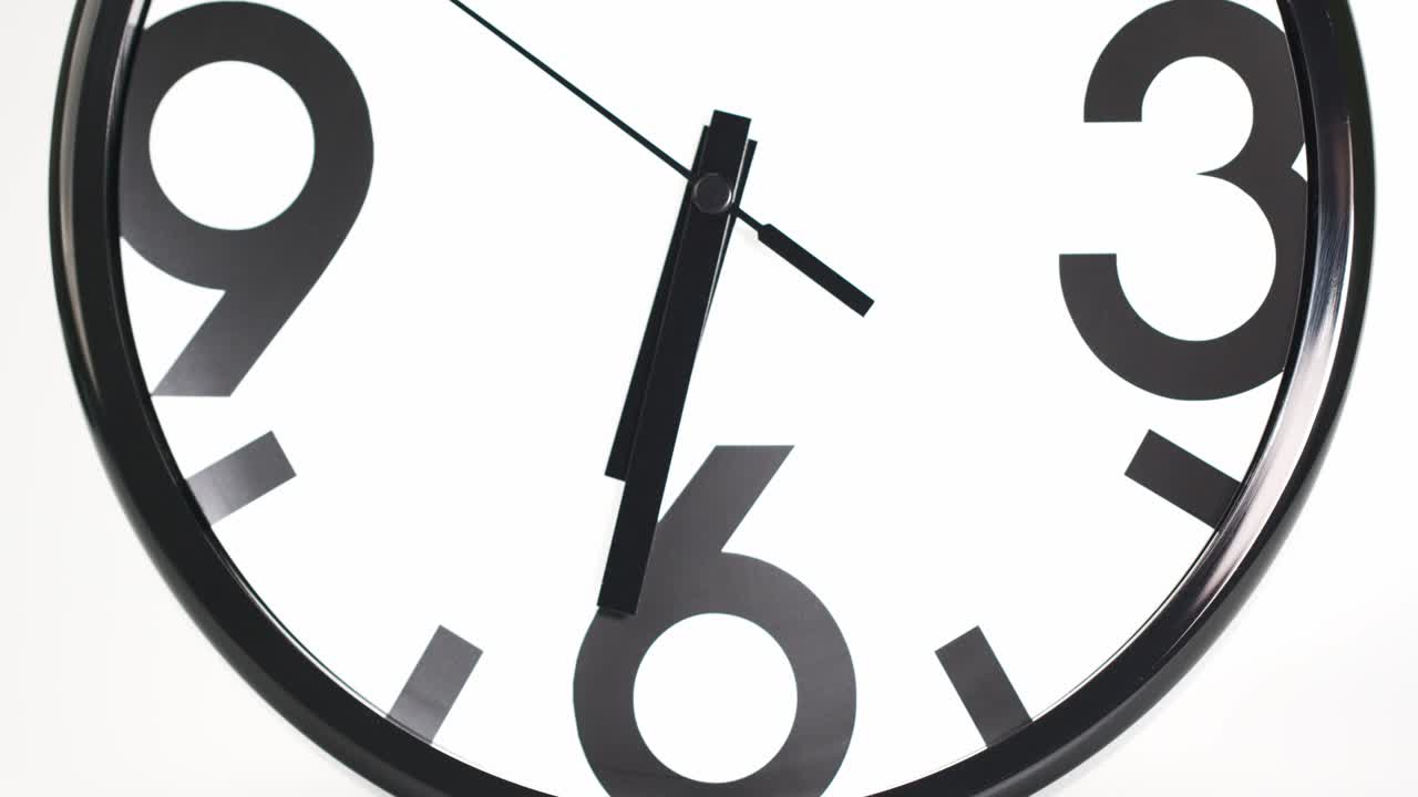 el reloj de pared blanco muestra la hora a las seis y media.