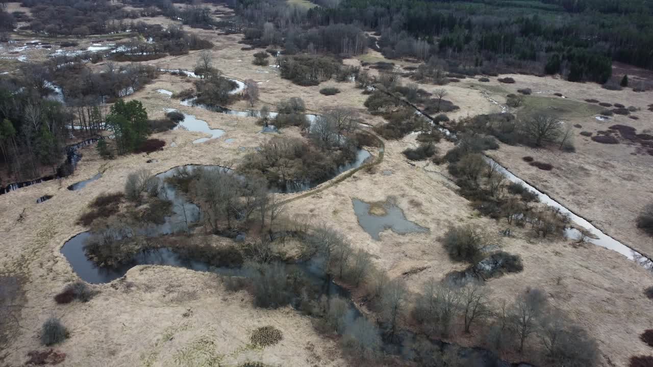 un río serpenteante que se derrama en el paisaje.