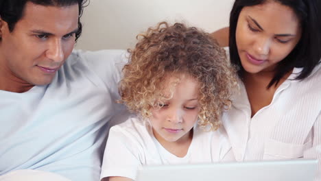 Familie-Mit-Laptop-Zusammen