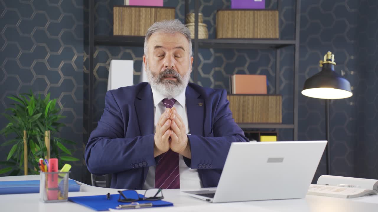 아픈 사업가가 재채기하고 있어요.