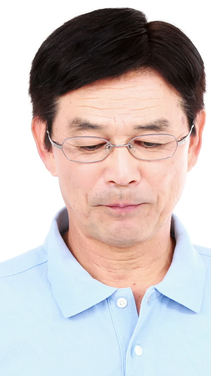 전화 통화를 하는 중년 남성