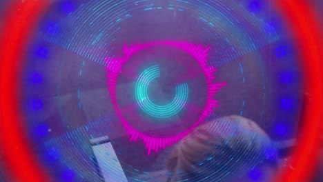 animación de un escáner brillante procesando datos sobre una mujer haciendo ejercicio en una máquina de remo