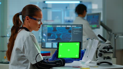 científico de investigación médica trabajando en una tableta con pantalla verde