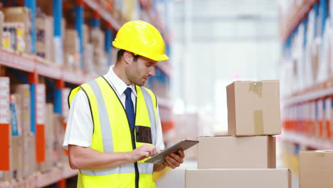 trabajador de almacén masculino usando una tableta digital