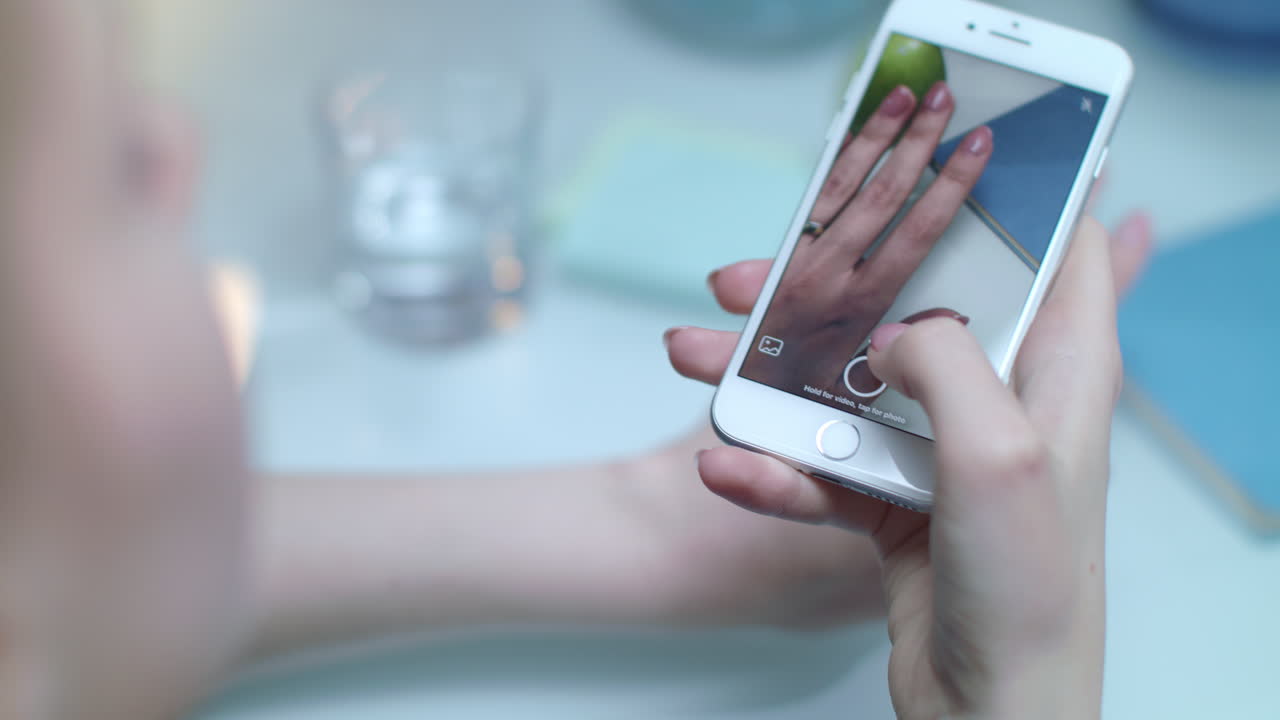 mujer toma video móvil de la mano del anillo. video de instagram de la mano del matrimonio
