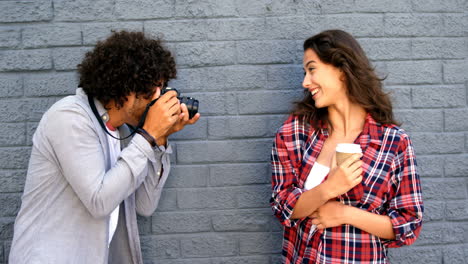 Un-Joven-Fotografiando-A-Su-Amigo-Con-Una-Cámara.