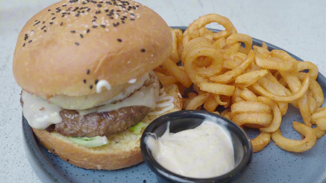 Hambúrguer Gourmet com Batatas Fritas Onduladas e Molho para Acompanhamento