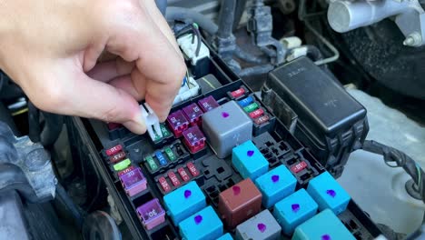 checking blown car fuse to troubleshoot electrical wiring problems in a vehicle