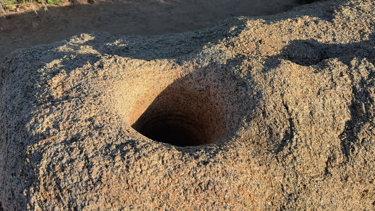 Mortai indigeni scavati nella roccia presso il sentiero Lost Palms Oasis nel deserto della California.