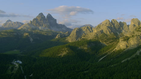 Pintoresco-Paisaje-De-Los-Picos-De-Las-Montañas-Tre-Cime-En-Los-Dolomitas,-Aéreo