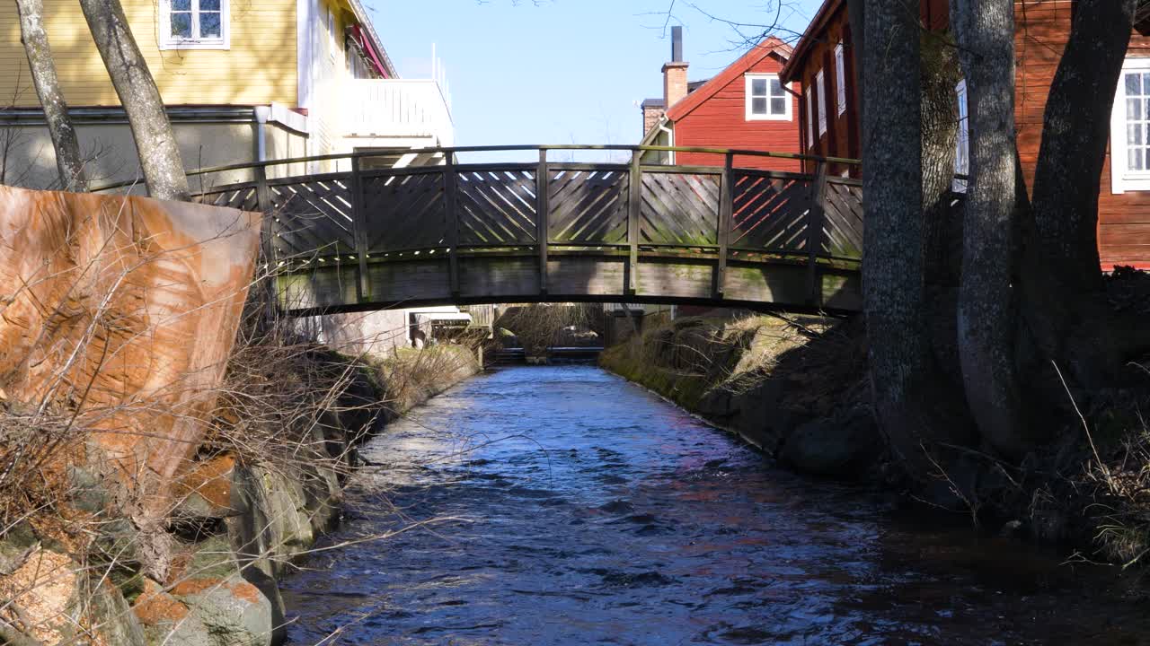 un pequeño puente sobre un arroyo en la ciudad de eksjö, suecia, plano general