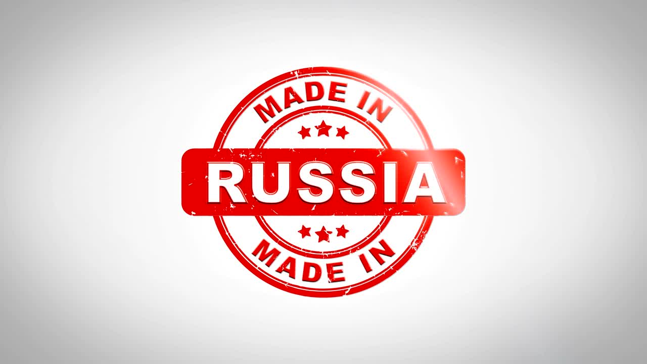 Animazione di un timbro in legno con testo "Made In RUSSIA" timbrato. Inchiostro rosso su sfondo di carta bianca pulita con sfondo opaco verde incluso.