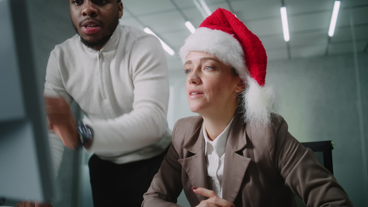 colegas que trabajan en una oficina durante la temporada de navidad