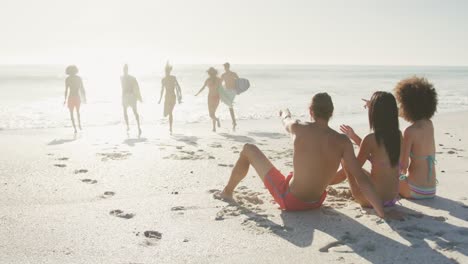 Freunde,-Die-Mit-Surfboardern-Die-Aussicht-Betrachten