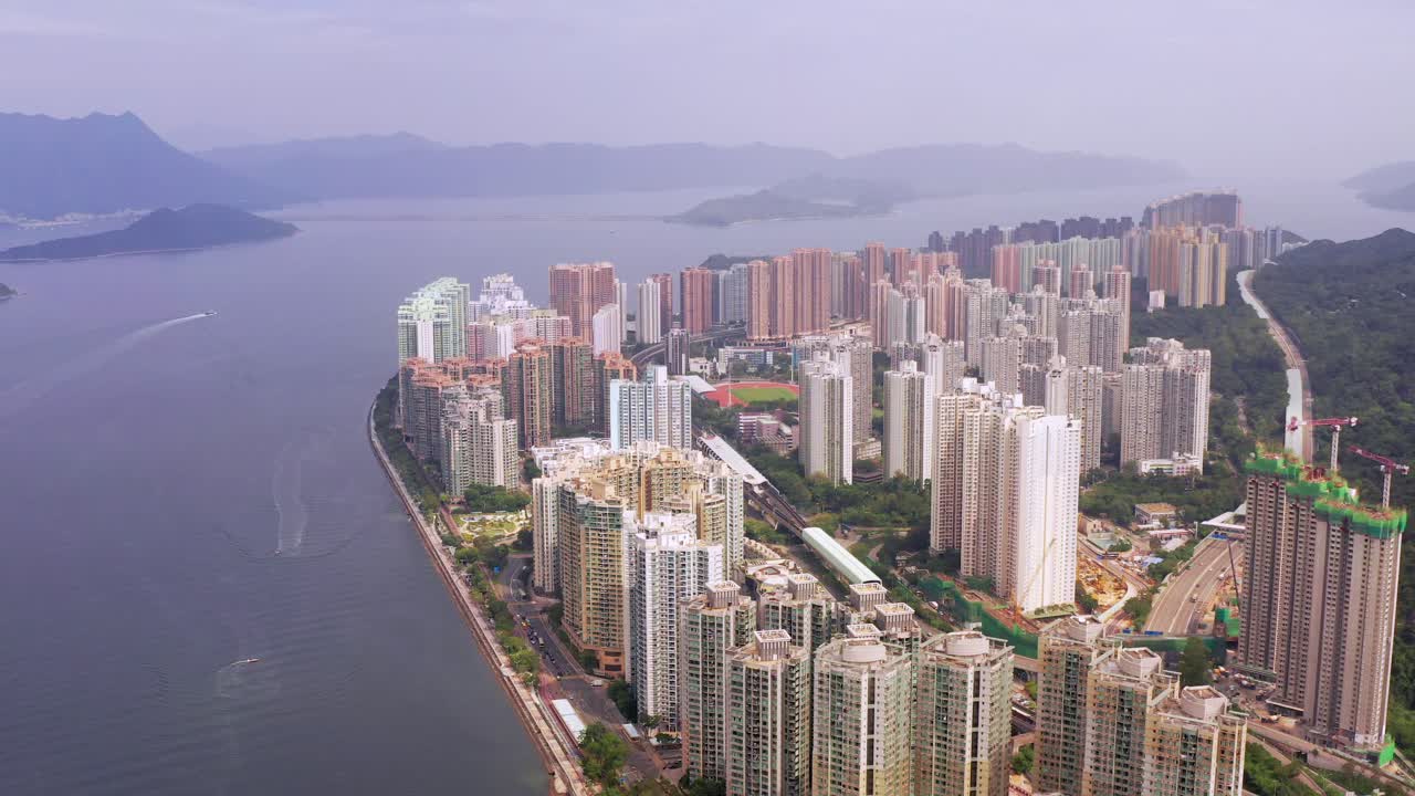 múltiples senderos para botes en el mar con un mirador del horizonte lleno de coloridos rascacielos de ma en shan hongkong y siluetas de montañas en la naturaleza