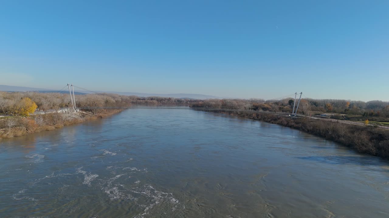 로나 보행자 다리를 통해, 아비 프랑스 - 다리 아래의 공중 비행