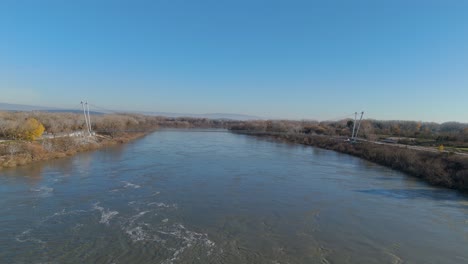 a través del puente peatonal de rhôna, avignon, francia - vuelo aéreo bajo el puente