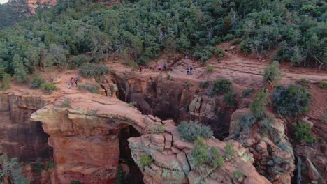 tiro de drone de formación rocosa cerca de sedona