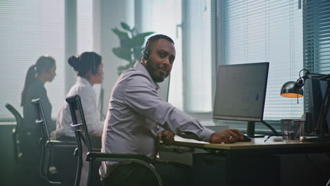 équipe de service à la clientèle dans un bureau moderne