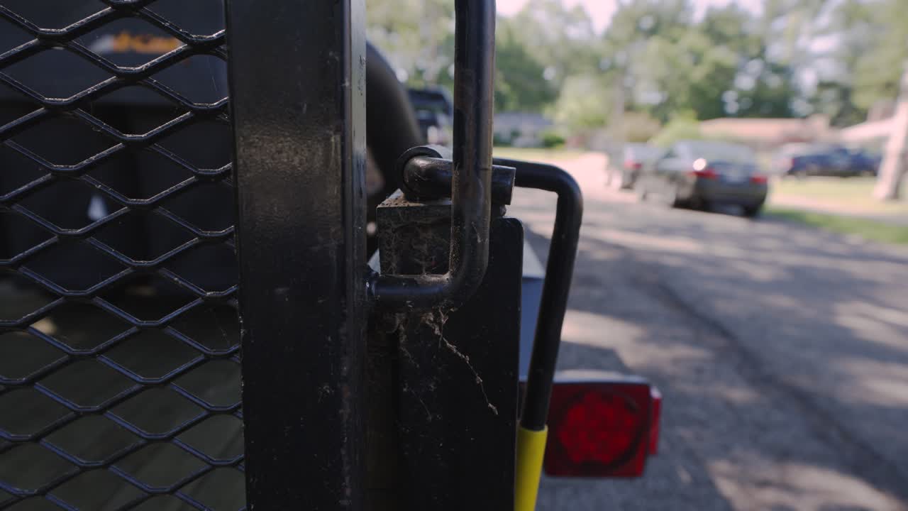 トレーラーのロックが後ろからロックされていない状態で