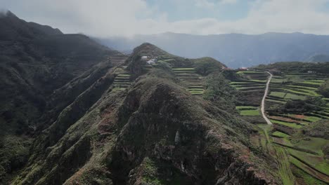 Toma-Panorámica-Aérea-De-La-Cima-De-Las-Montañas-De-Anaga-España-Durante-El-Día