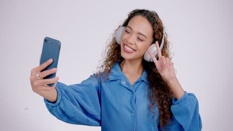 mujer, paz o auriculares para selfie en el estudio