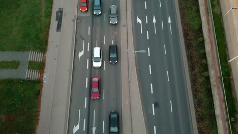 una carretera de dos carriles en la ciudad, con coches conduciendo en ella, vista desde una vista de pájaro