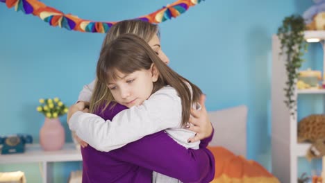 una niña aburrida, infeliz y linda abrazando a su madre, necesita amor maternal.
