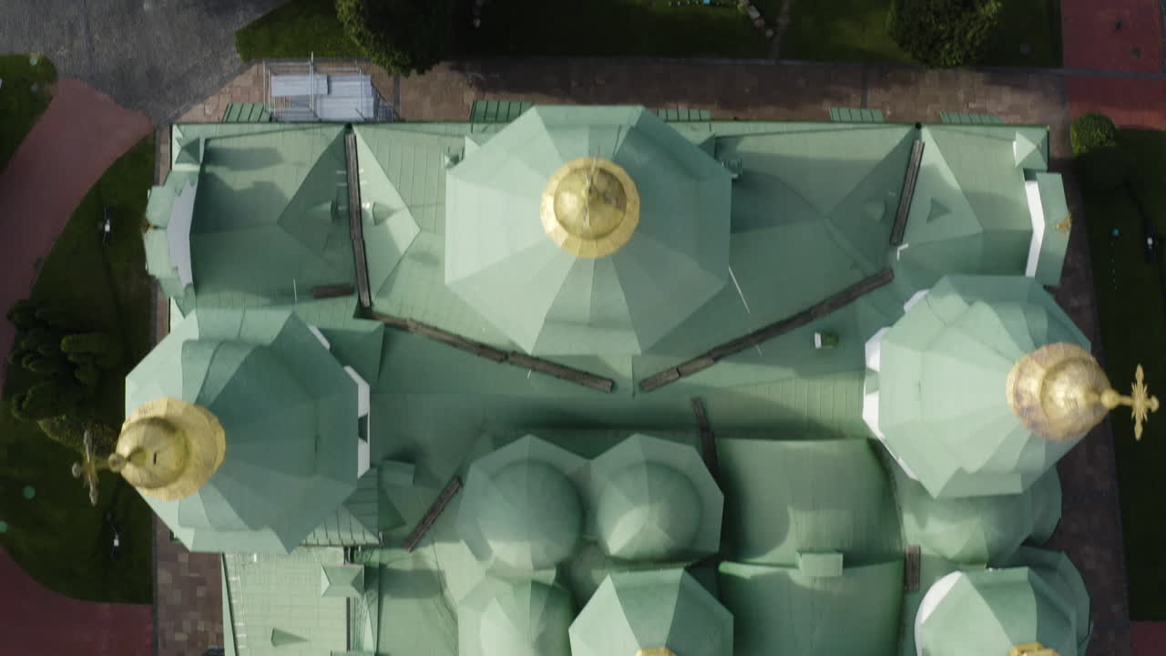 беспилотник пролетает над крышей софийского собора в киеве, украина