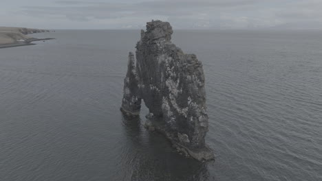 vista aérea de hvítserkur, famoso monumento natural de islandia, roca de basalto en el mar, toma de dron