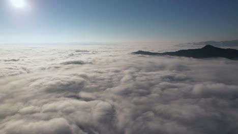 un hiperlapso aéreo de nubes rodando sobre las montañas en el oeste de carolina