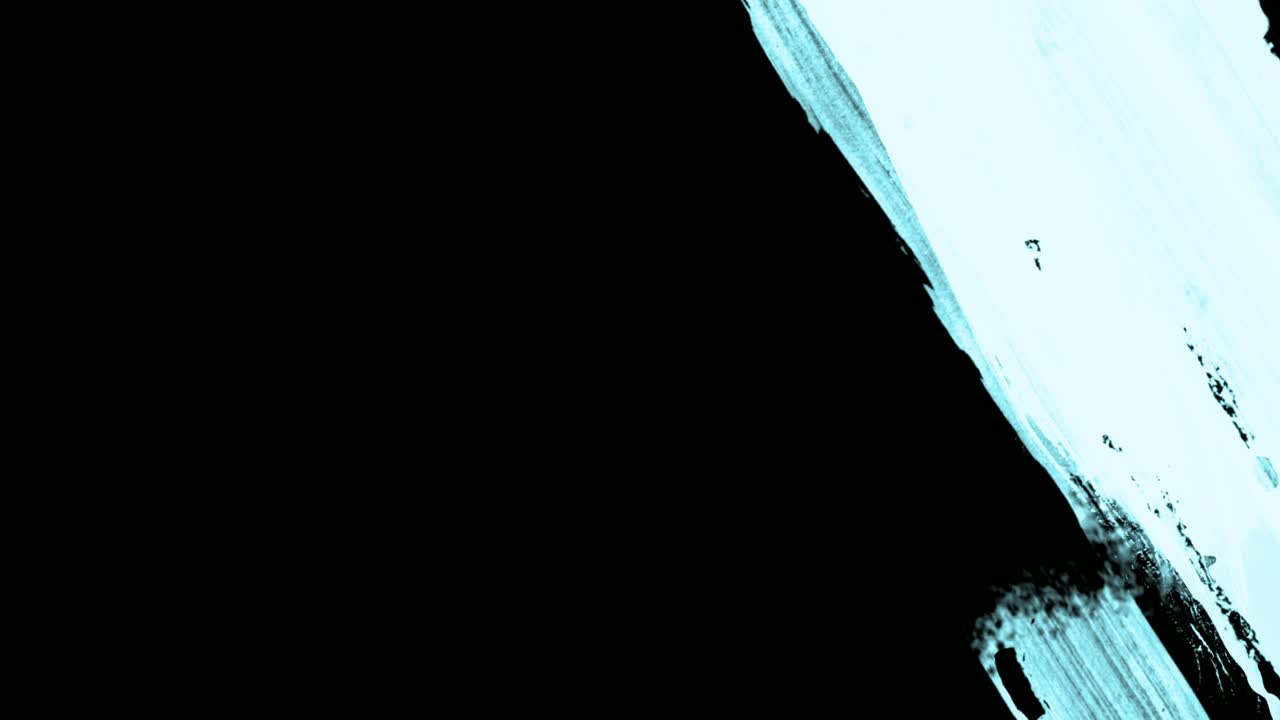 Transizione astratta con pennellata azzurra su sfondo nero