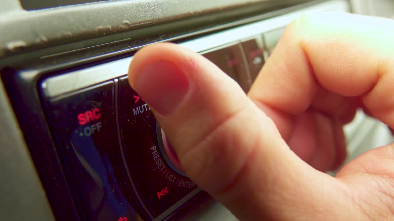 estéreo de automóvil de primer plano, ajuste del volumen