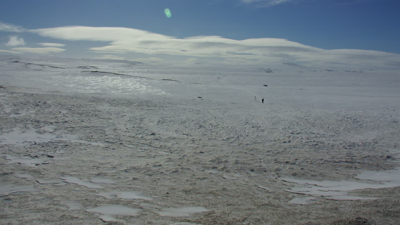 Wide shot of the Hardangervidda mountain plateau at Dyranut in April 2025