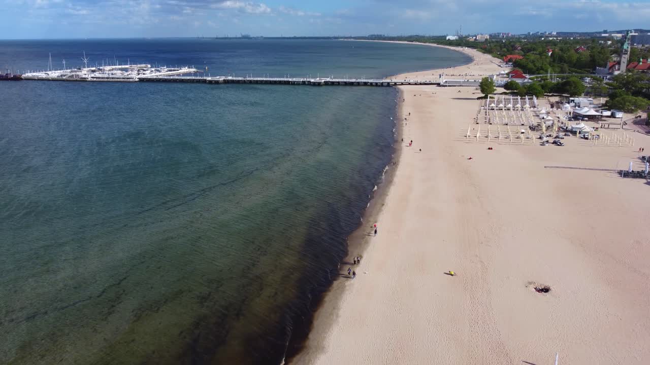 turistas en el complejo beach plaza en el muelle de sopot cerca de gdansk, polonia