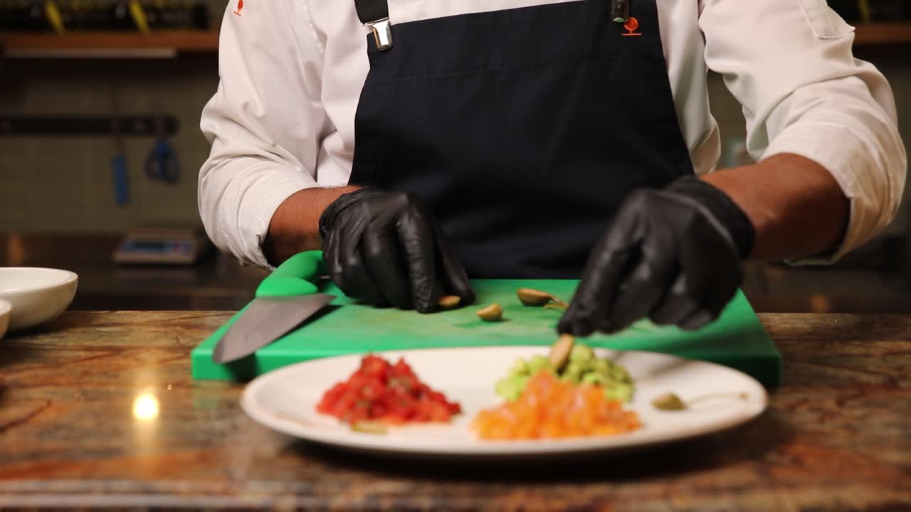 셰프 가 다채로운 식초 접시 를 준비 하고 있다