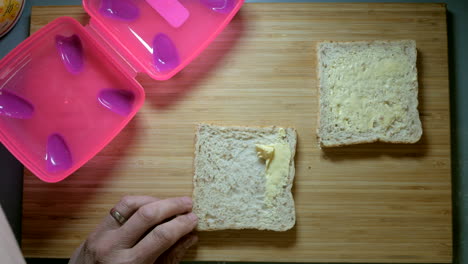 Margarine-Wird-Auf-Vollkornbrot-Gestrichen