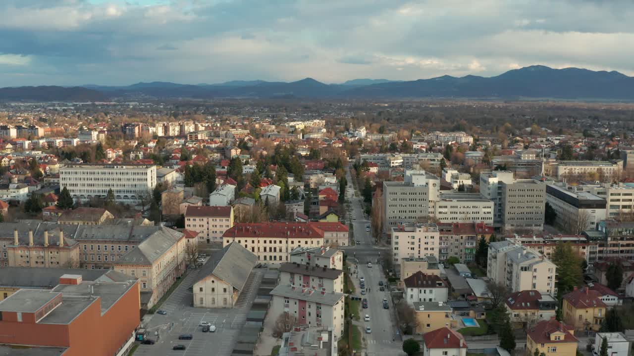 toma aérea dando vueltas sobre la capital de eslovenia, ljubljana en un día nublado