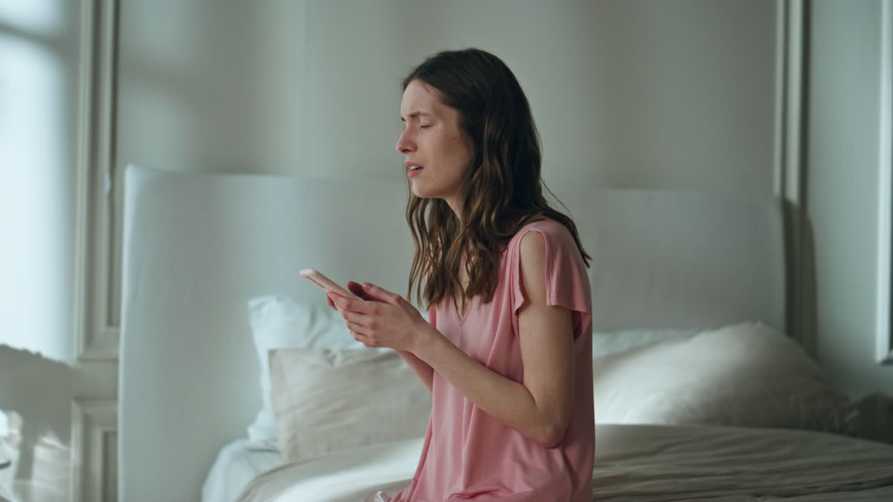 밤에 슬픈 소식을 읽는 여자. 실망한 소녀가 드폰 메시지를 확인하는 여자