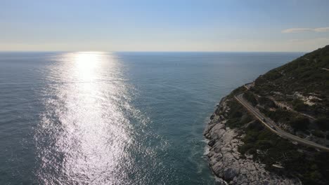 巴塞罗那附近的海岸悬崖的空中景色,阳光照耀着海面