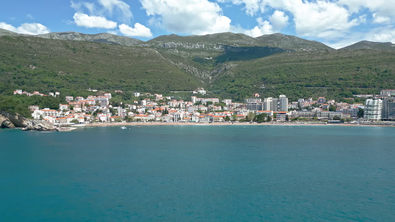 Luftfoto af Budva, Montenegro, der viser kystlinjen, bjergene og bybilledet
