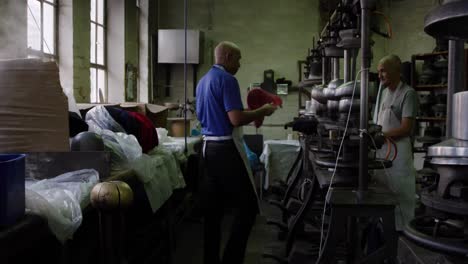 uomini di razza mista che lavorano in una fabbrica di cappelli
